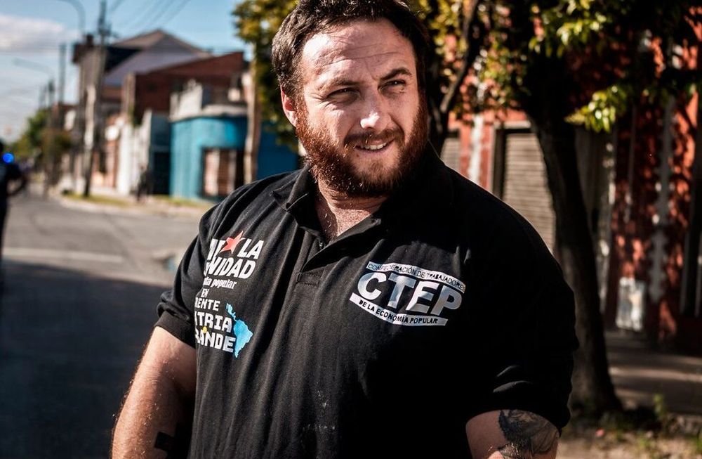 Es Federico Fagioli, integrante del bloque del Frente de Todos. En 2014 participó de la usurpación de terrenos, donde vive actualmente con su pareja y su hijo.