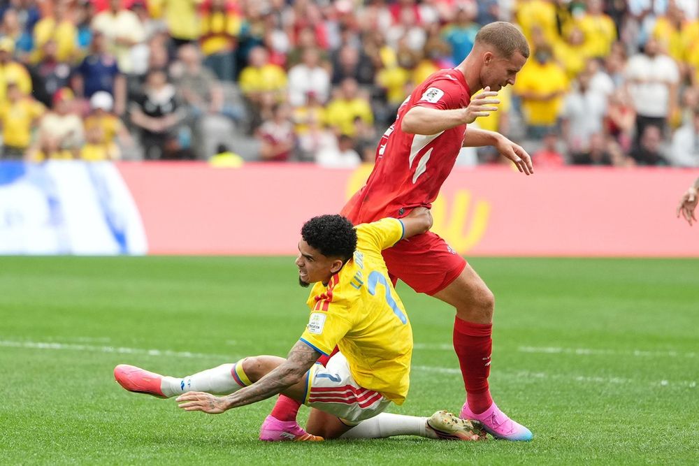 Mundial 2026. Luis Diaz de Colombia en acción contra Nico Elvedi de Suiza durante el lance disputado en Vancouver, Canadá.