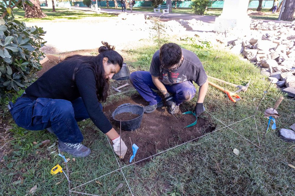 En la plaza Juan Francisco Cobo, de la Cuarta Sección, encontraron antiguos cimientos, canales y restos arqueológicos que dejaron huella. 