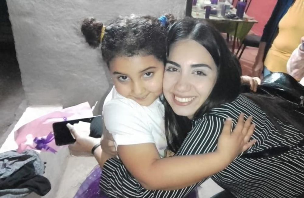 La pequeña Luz abraza a la reina nacional de la Vendimia, Natasha Sánchez, quien le dio una sorpresa a la pequeña por su cumpleaños.