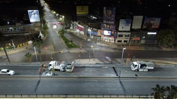 En plena madrugada avanza el viaducto de Costanera para no entorpecer el tránsito