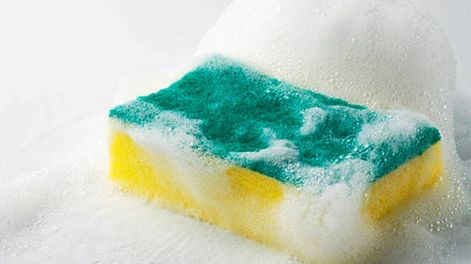 La esponja de tu cocina está llena de bacterias y no lo sabías: el truco de limpieza para solucionarlo