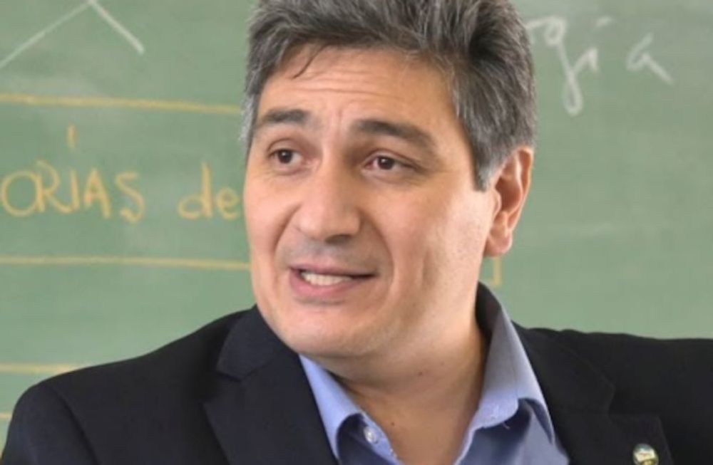 El ensayista es oriundo de San Martín, y se describe como un difusor de los ideales, principios e ideales de nuestros líderes fundadores. Foto: Gentileza