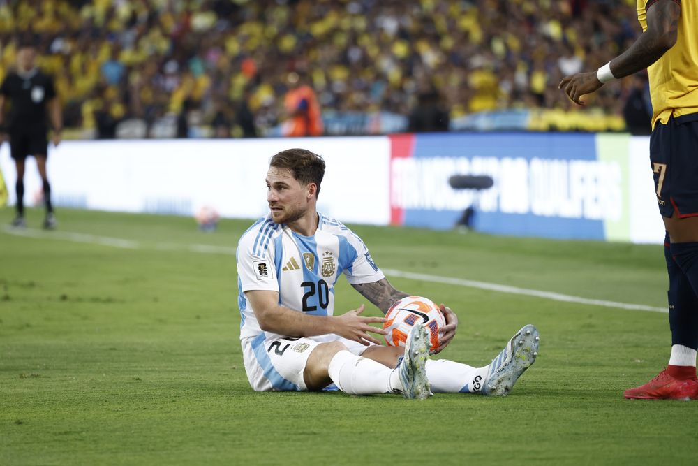 Mac Allister não teve participação na construção de jogadas do time no primeiro tempo. Depois, ele se mudou para o meio-campo e melhorou.