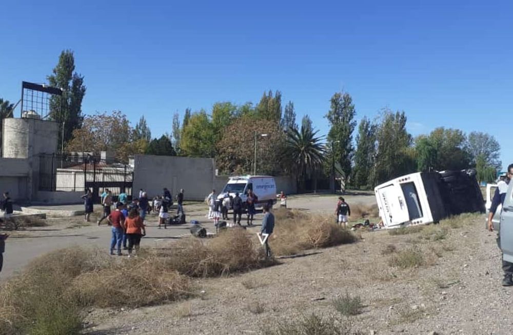 Un colectivo volcó a la altura del ex boliche Nonquén. Foto gentileza.