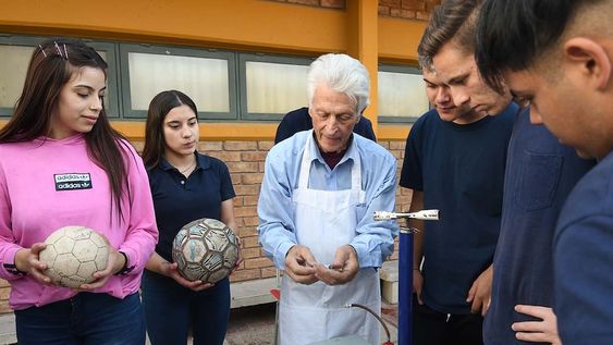 Alumnos del colegio marista Santa María de Belén siguen con atención las enseñanzas del religioso en el patio. | Foto: Marcelo Rolland / Los Andes