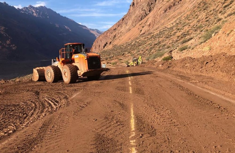 Vialidad Nacional reanudó las tareas de limpieza de calzada a las 5 de este lunes. En dos tramos, los aludes bloquearon la ruta y alcanzaron los dos metros de altura. Foto: Gendarmería Nacional.