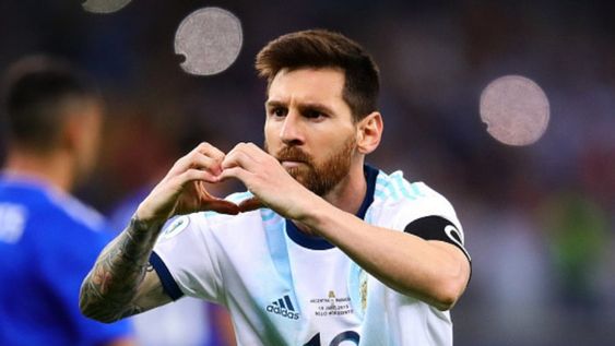 Lionel Messi, campeón del Mundo SUB 20 y campeón Olímpico con la Selección Argentina aún tiene una deuda: levantar la Copa América o la Copa del Mundo con la Selección Mayor.