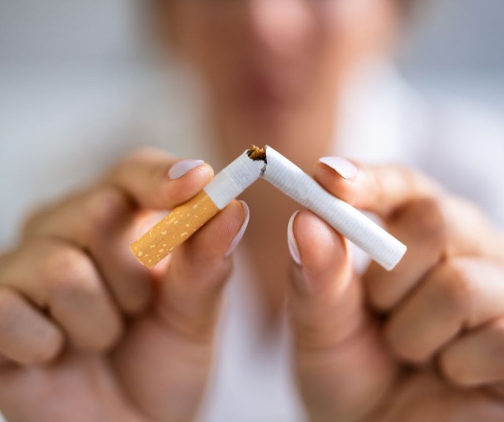 Fumar cigarrillo. Fuente: Canva