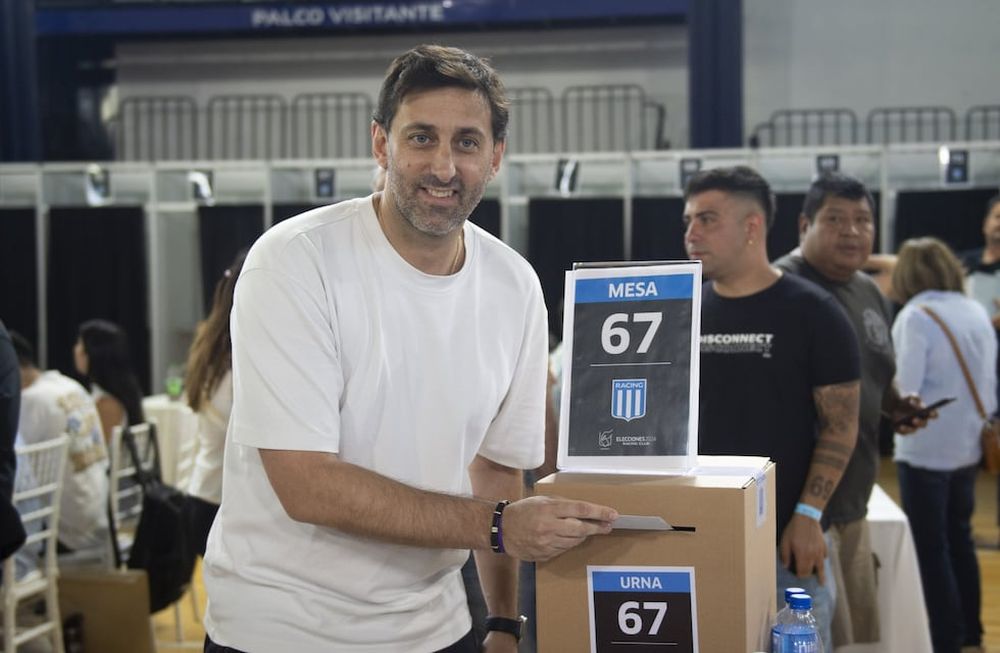 Diego Milito votó y estuvo toda la jornada en el polideportivo del club compartiendo con los socios.