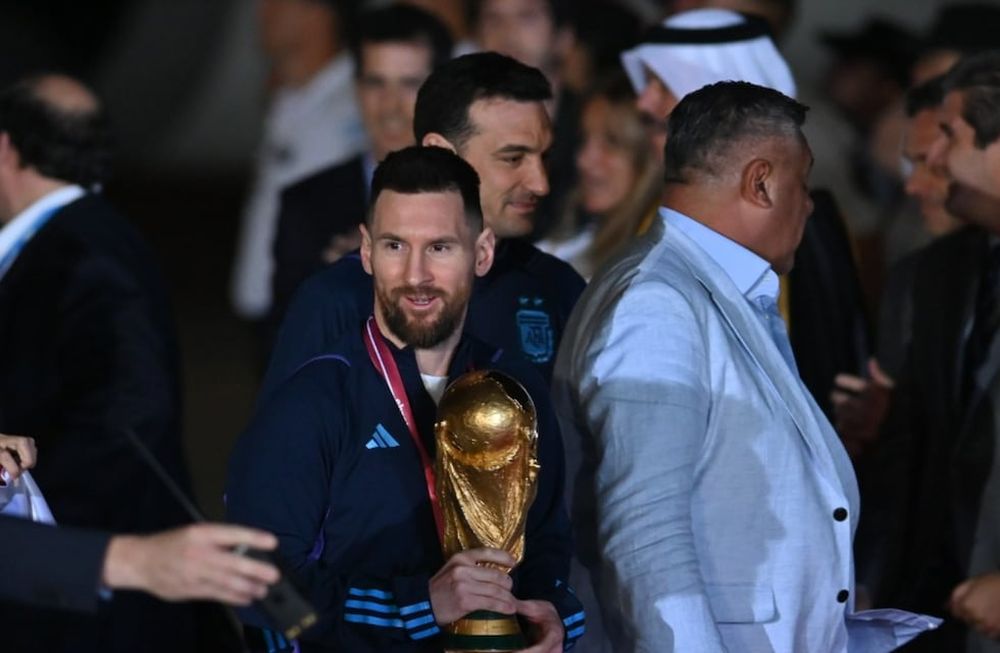 Lionel Messi, con la copa de campeón del mundo, acompañado por el DT Lionel Scaloni y por el presidente de AFA Claudio Tapia en la llegada de la selección al país. Gentileza: Clarín