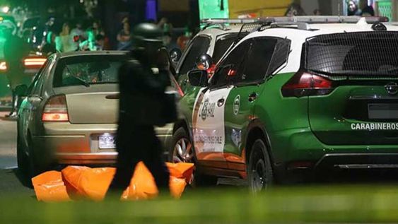 Un funcionario utilizó una subametralladora UZI y disparó contra el conductor, quien se disponía a darse a la fuga. Gentileza: Soy Chile.