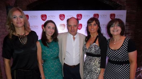 Directivos de empresas en un feliz brindis