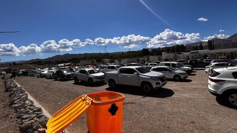 Los Andes | Varios autos esperan en el playón de Uspallata antes de ser habilitados a llegar al Túnel Cristo Redentor. Foto: Gentileza Municipalidad de Las Heras.