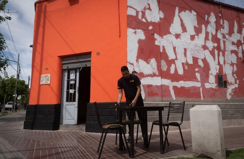 Aunque el lugar está en obras y han descolgado el cartel, desde Tía Rada aclaran que están refaccionando el comercio y que ni siquiera se es cruza por la cabeza cerrar las puertas. Foto: Ignacio Blanco / Los Andes.