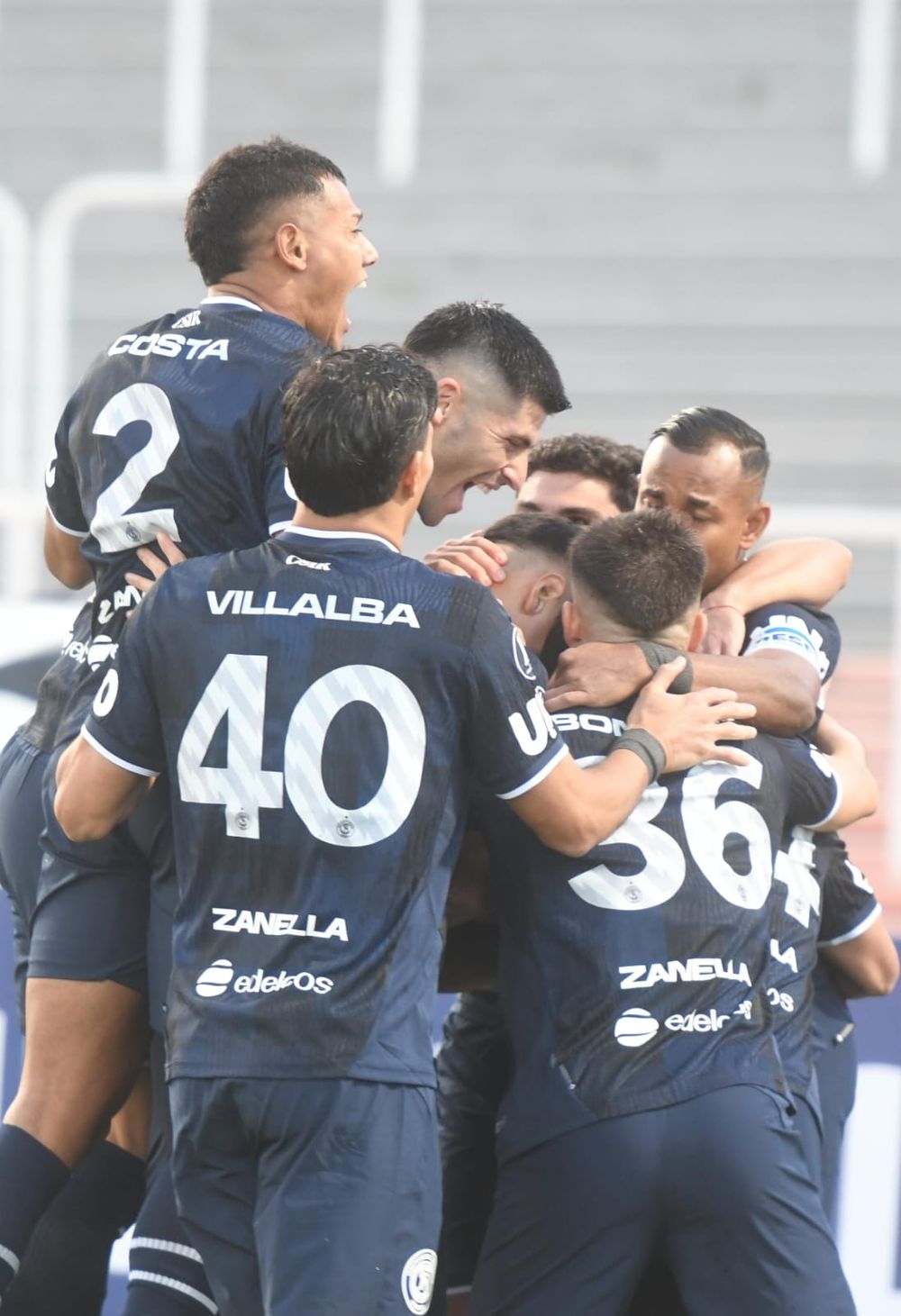 Indeopendiente Rivadavia debutó en la Copa Libertadores. Histórico. Enfrentó a Bolivar por la primera fecha de zona C.&nbsp;