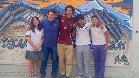 Emiliano Hellvig, Consuelo Aroz, Kevin Morán y Thiago Guidiño, junto a su profesor Federico Bustos. El grupo creó la app Kairós y ganó el primer premio nacional en IA.