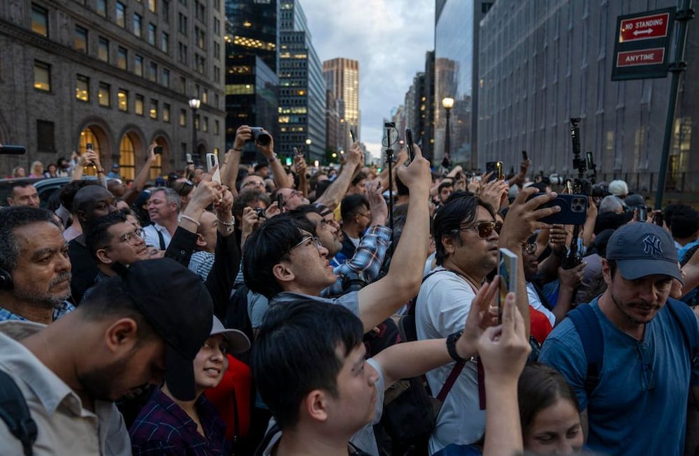 AME9717. NUEVA YORK (ESTADOS UNIDOS), 28/05/2024.- Cientos de turistas esperan para ver el Manhattanhenge, fenómeno que se produce dos veces al año en torno al solsticio de verano cuando el sol desciende en una vertical perfecta entre los rascacielos, este martes en Manhattan, Nueva York (EE. UU). El fenómeno atrae a cientos de turistas para capturar ese momento único en que el sol se esconde justo en la base entre dos rascacielos en algunas de las avenidas más emblemáticas de Manhattan. EFE/ Ángel Colmenares