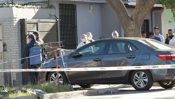 El empleado judicial se dirigía a trabajar cuando fue abordado y ejecutado por delincuentes antes de subir a su auto. | Foto: Orlando Pelichotti / Los Andes