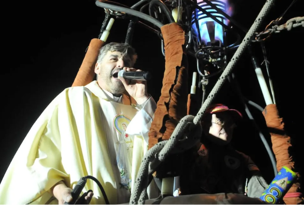 El exorcista que lleva más de 20.000 casos: historias entre vómitos extraños, levitaciones y 