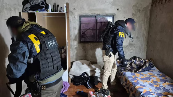 Varios allanamientos fueron realizados en La Plata tras un informe del FBI que alertó sobre presuntos contactos entre un adolescente argentino y el grupo terrorista Estado Islámico (ISIS).