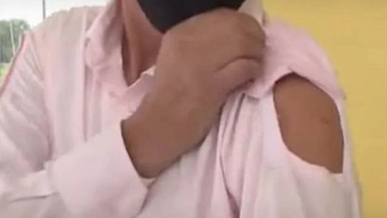 Un empresario textil patentó una camisa para quien la utilice pueda vacunarse contra el coronavirus sin tener que arremangarse o sacarse la prenda.