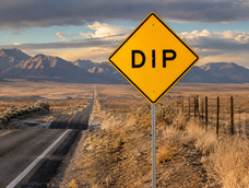 que significa la senal de transito con la palabra dip en un rombo amarillo