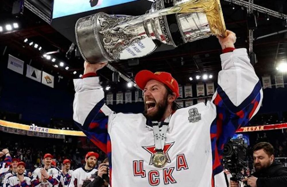 Ivan Fedotov levantando el trofeo con su equipo, que pertenece al ejército ruso. Foto: Web