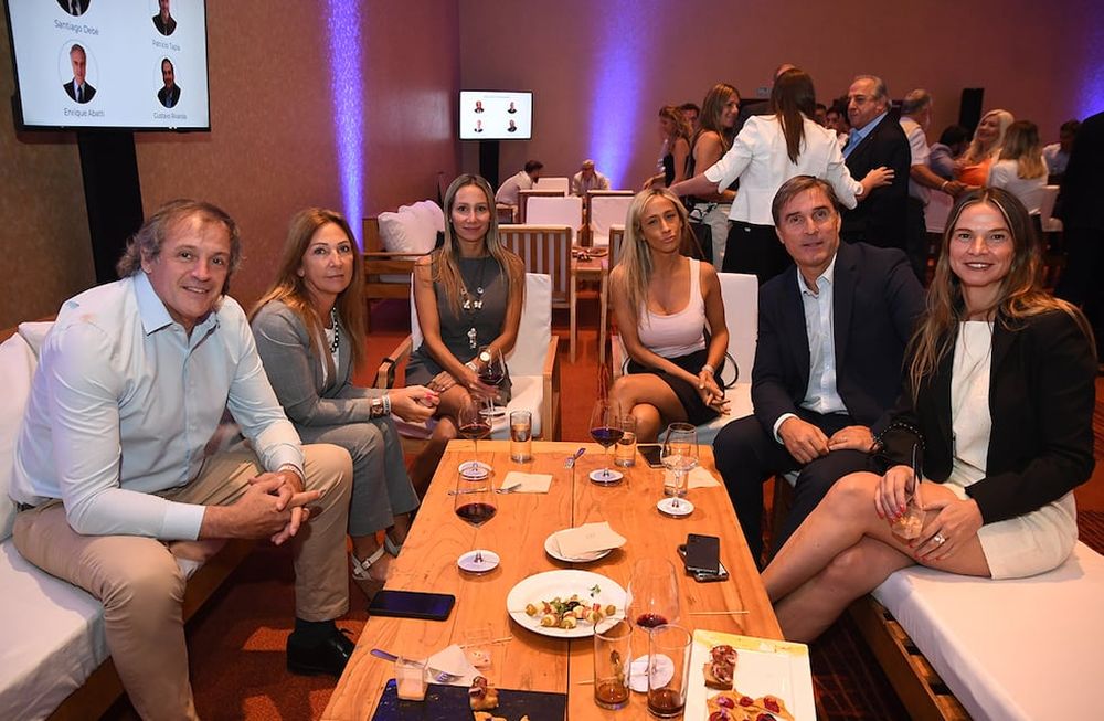 De izquierda a derecha, Gustavo Aldunate, gerente Regional Cuyo, Ivana Calegari, Fernanda Parrado, Victoria Lucero, Diego Gatica y Rocío Aranda; Banco Macro, presentes en el evento de 141° aniversario de Diario Los Andes. Foto: Los Andes