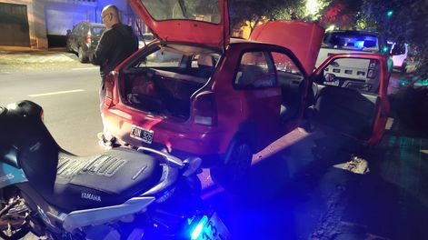 Preventores y agentes de la policía detuvieron a dos personas que estaban robando ruedas