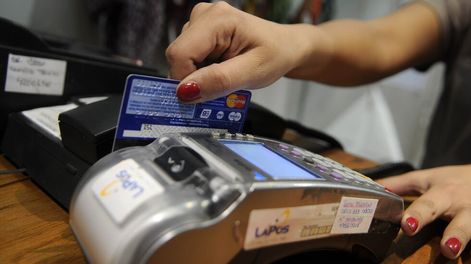 La AFIP duplicó el monto del reintegro a las compras con tarjeta de débito de jubilados y AUH (Archivo / Los Andse)