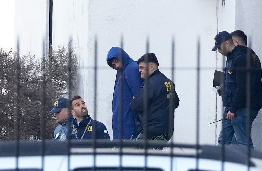 La policía argentina escolta a los jugadores franceses de Rugby Hugo Auradou (al centro) y a Oscar Jegou (fuera de cámara) tras ser arrestados acusados de agresión sexual el jueves 11 de julio del 2024. (AP Foto/Natacha Pisarenko)