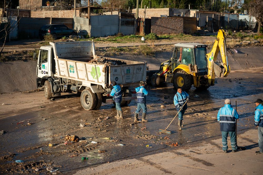 El operativo permitió retirar 230 metros cúbicos de basura y escombros del colector Papagayos, una infraestructura clave para la defensa aluvional del Gran Mendoza.