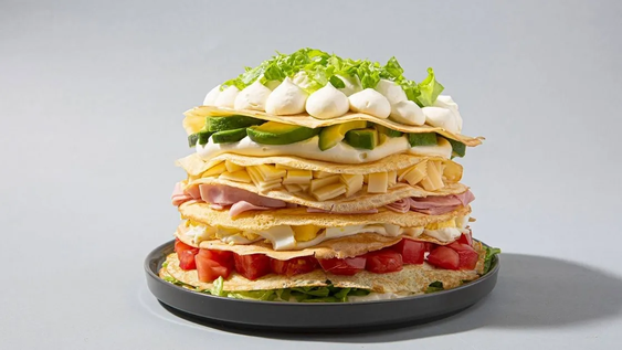 La torre de panqueques es una opción llena de sabor y color para la Navidad.