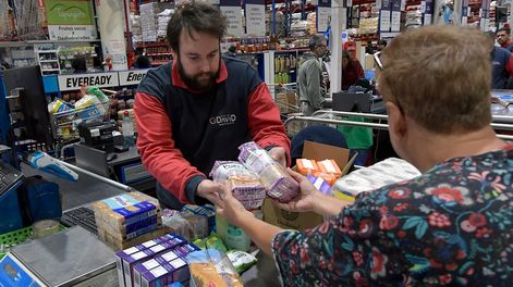 Los Andes | Un supermercado mayorista mendocino se sumó a la tendencia y empezó a aceptar dólares a un valor un poco superior al blue. Foto: Los Andes