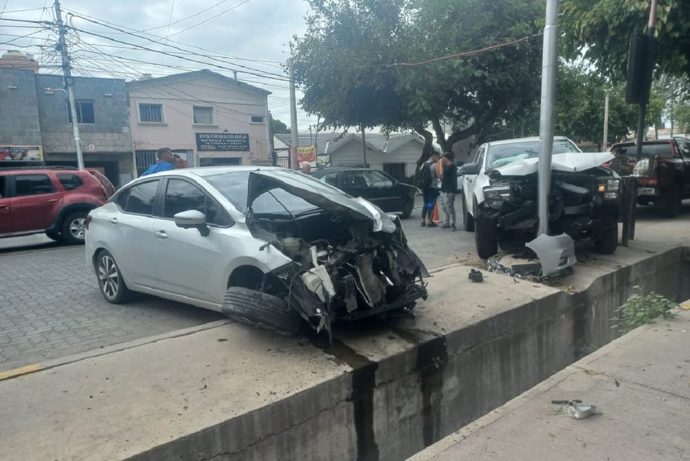 Intentó robar una camioneta, forcejeó con una mujer y chocó a un auto y contra un poste en Las Heras