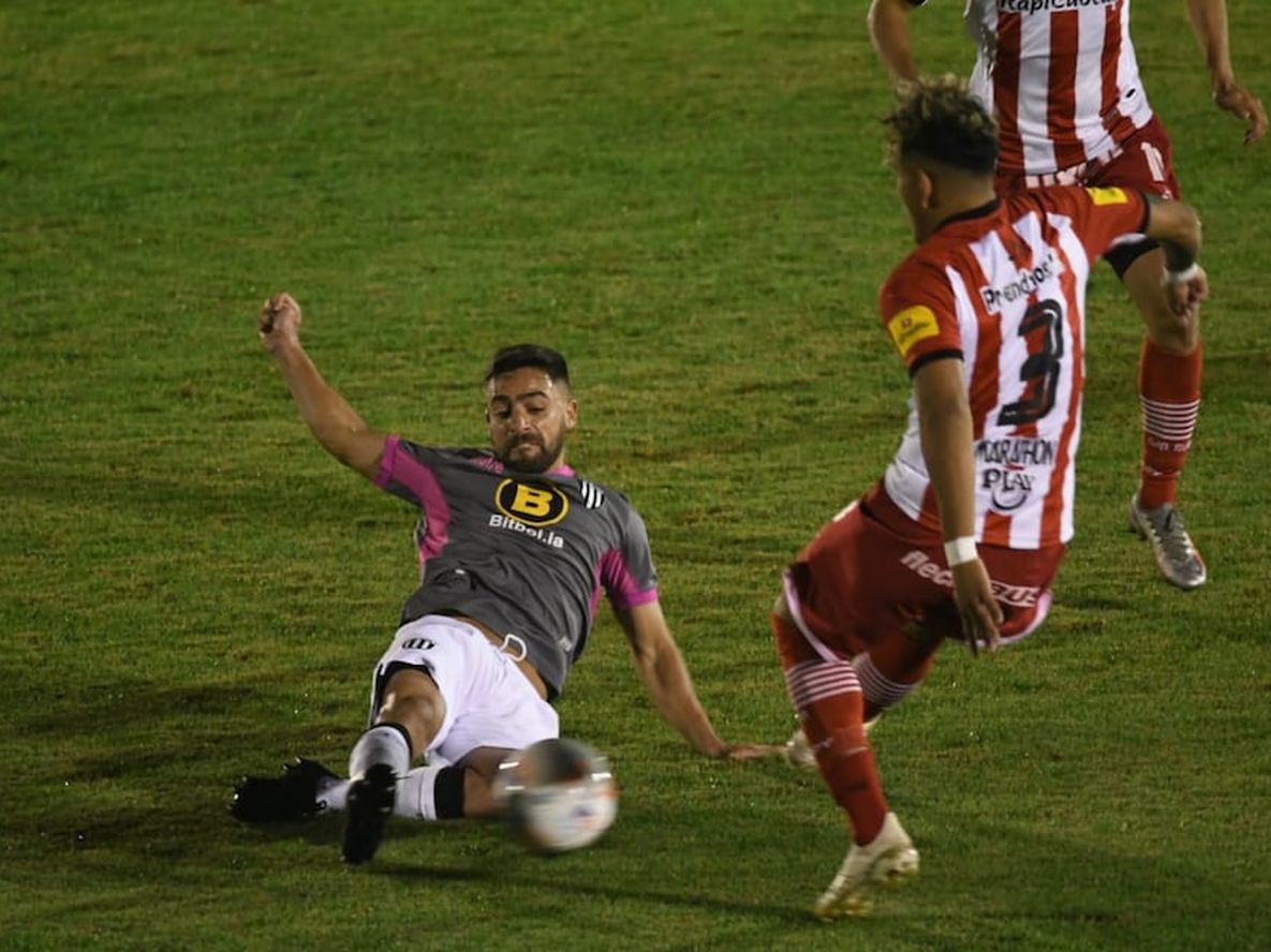 Partido muy parejo entre Gimnasia y San Martín de Tucumán. / José Gutiérrez ( Los Andes).