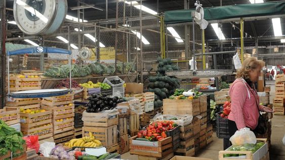 Los importadores de frutas y verduras se enfrentan al aumento del tipo de cambio, pero sobre todo, a las demoras burocráticas que obligan a planificar a un dólar más costos que el actual.