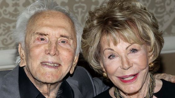Kirk Douglas sigue siendo un romántico