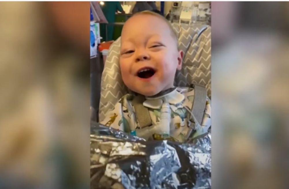 El bebe contrajo neumonía y a sus padres les dijeron que se prepararan para lo peor porque su hijo no volvería a casa. Sin embargo, se recuperó y hoy está en su hogar