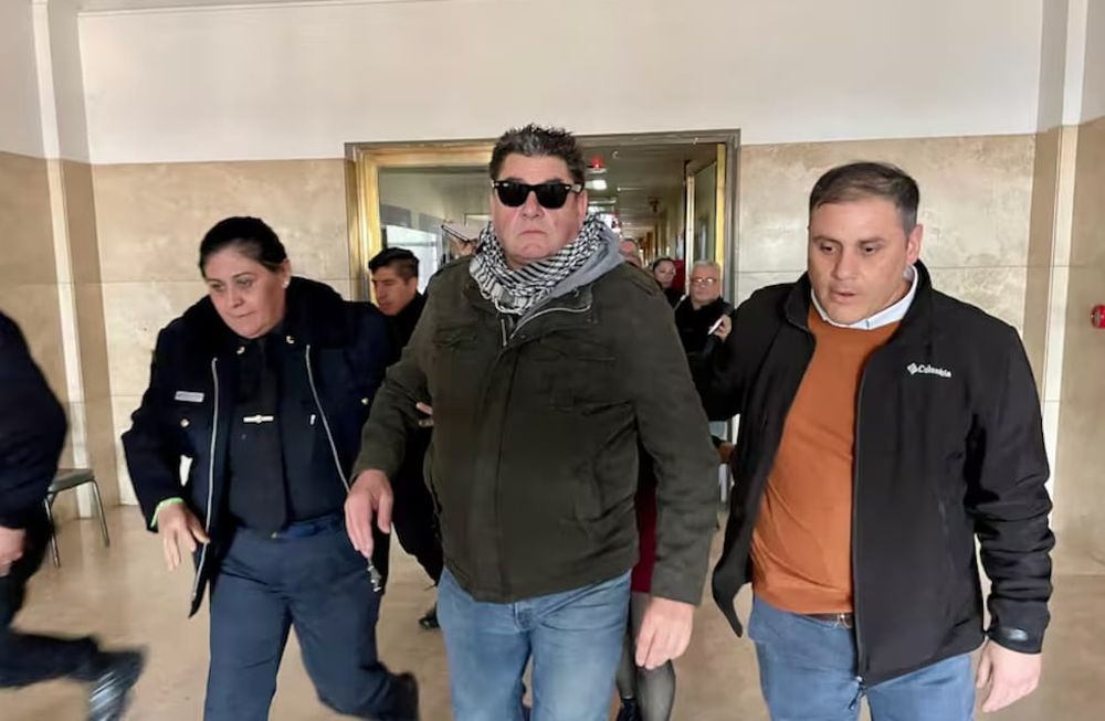 Daniel Rodríguez, el exintendente de la quinta de Olivos, al salir de los tribunales después de declarar varias horas en la causa que promovió Fabiola Yañez contra Alberto Fernández. Foto: Marcos Brindicci / La Nación