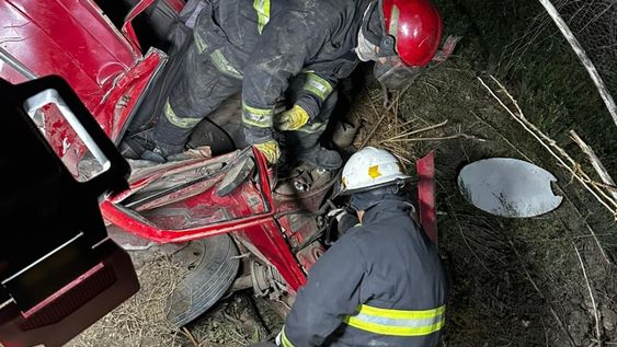 impactante choque en maipu: dos autos destruidos, un conductor atrapado y un frenetico operativo