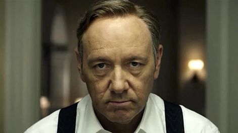 Kevin Spacey apareció y arremetió contra Netflix por no estrenar una película protagonizada por él.
