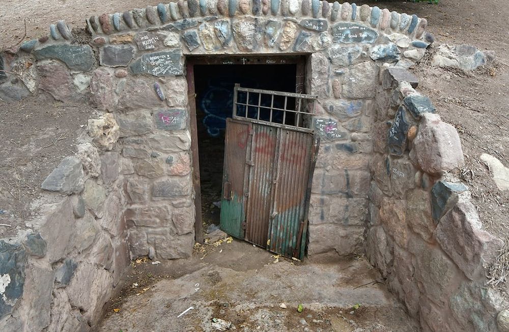 Quizás el más misterioso de los portales al averno, según el mito, está en el Parque, a orillas del lago. Dicen que afecta al oleaje. | Foto: Orlando Pelichotti / Los Andes.