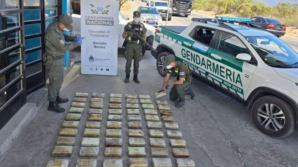 Tres mujeres ocultaron 65 kilos de marihuana entre mochilas infantiles.