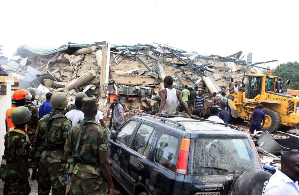 Al menos tres muertos tras el derrumbe de un shopping en Ghana