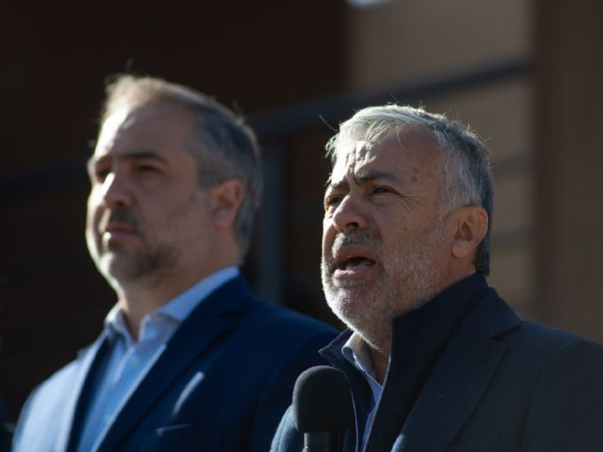 El gobernador, Alfredo Cornejo, junto con el intendente peronista de Maipú, Matías Stevanato.&nbsp;