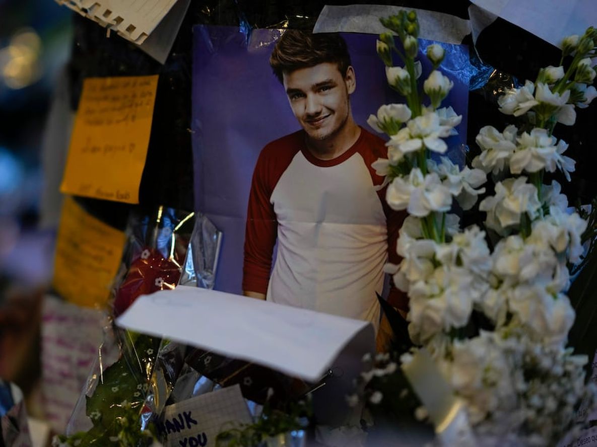 Una foto del excantante de One Direction Liam Payne colocada en un altar improvisado fuera del hotel en el que fue hallado muerto tras caer de un balcón en Buenos Aires, Argentina, el jueves 17 de octubre de 2024. (AP Foto/Natacha Pisarenko) Una foto del excantante de One Direction Liam Payne colocada en un altar improvisado fuera del hotel en el que fue hallado muerto tras caer de un balcón en Buenos Aires, Argentina, el jueves 17 de octubre de 2024. (AP Foto/Natacha Pisarenko)