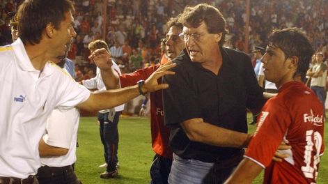 El Emperador ya dirigió al Kun en Independiente.