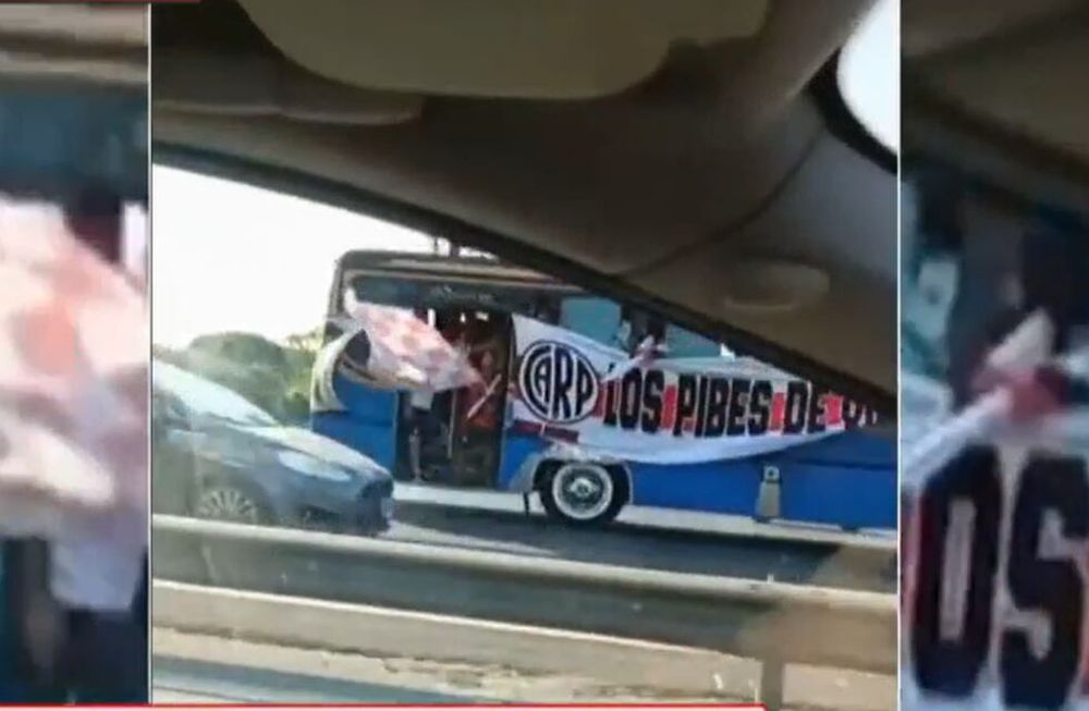 El hincha iba colgado de las ventanas del micro, se cayó y fue atropellado por un micro que iba detrás. Gentileza: Captura de video.